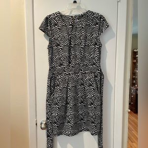 Suzy Shier black & white dress w pockets